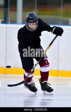 compétences de formation des jeunes joueurs de hockey pendant l'entraînement de hockey sur glace en plein air Banque D'Images