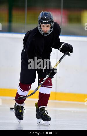 compétences de formation des jeunes joueurs de hockey pendant l'entraînement de hockey sur glace en plein air Banque D'Images