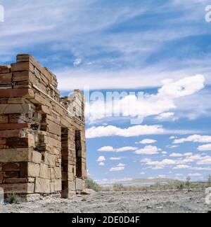 Maison abandonnée dans la ville fantôme de Rhyolite près de Beatty et la Vallée de la mort, dans le désert d'Amargosa, Nevada, Etats-Unis Banque D'Images