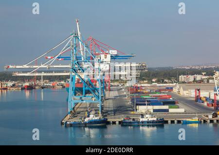 Remorqueurs et quai avec grues portiques, port de Limassol, Chypre Banque D'Images