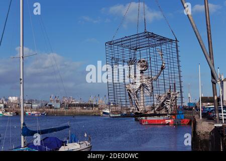 Squelette dans une cage suspendue au-dessus du port à Brixham, Devon Banque D'Images