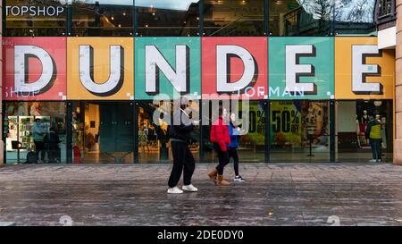 Dundee, Écosse, Royaume-Uni. 27 novembre 2020 . Vues des rues de Dundee à Tayside sur les ventes du Black Friday avec de nombreux acheteurs achetant des achats de Noël lors d'un confinement de niveau 3 pendant la pandémie de Covid-19.en photo, le centre commercial Overgate est occupé jusqu'à Noël. Iain Masterton/Alay Live News Banque D'Images