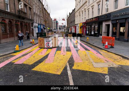 Dundee, Écosse, Royaume-Uni. 27 novembre 2020 . Vues des rues de Dundee à Tayside sur les ventes du Black Friday avec de nombreux acheteurs achetant des achats de Noël pendant un confinement de niveau 3 pendant la pandémie Covid-19. Photo : Union Street piétonne est fermée à la circulation. Iain Masterton/Alay Live News Banque D'Images