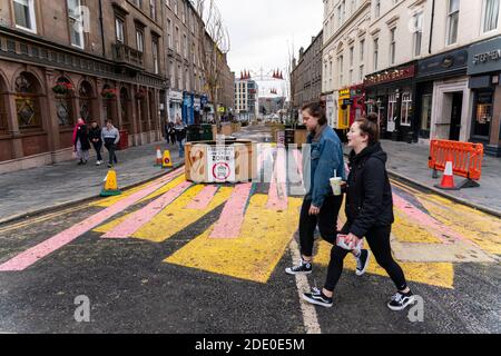 Dundee, Écosse, Royaume-Uni. 27 novembre 2020 . Vues des rues de Dundee à Tayside sur les ventes du Black Friday avec de nombreux acheteurs achetant des achats de Noël pendant un confinement de niveau 3 pendant la pandémie Covid-19. Photo : Union Street piétonne est fermée à la circulation. Iain Masterton/Alay Live News Banque D'Images