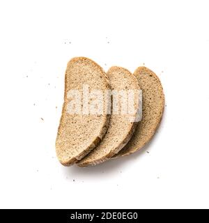 Pain de seigle. Tranches de pain de seigle de levain isolées sur fond blanc. Banque D'Images