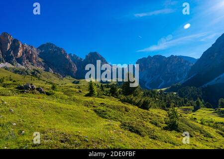 Trentin - Haut-Adige, Italie - 06/18/2020: Vue imprenable sur le pic de Seceda. Trentin-Haut-Adige, Alpes Dolomites, Tyrol du Sud, chaîne de montagnes Odle, Val Gar Banque D'Images