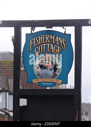 Fisherman's Cottage Inn est niché sous Shanklin Chine au bout de l'esplanade. C'est un pub de table original au toit de chaume sur la plage datant de 1817. Banque D'Images