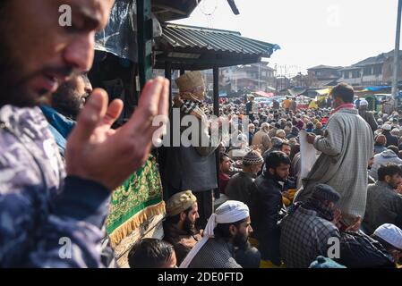 Srinagar, Inde. 27 novembre 2020. Les dévots musulmans du Kashmiri proposent des prières à l'extérieur d'un sanctuaire pendant le Peer Dastageer.au milieu d'une pandémie covid-19, des milliers de dévots musulmans se sont réunis pour observer les URS annuelles du cheikh Hazrat Syed Abdul Qadir Jeelani, communément appelé Peer Dastageer dans le Cachemire administré par l'Inde, avec des prières spéciales dans les sanctuaires de Khanyar et Saraibala Saraibala ville. Crédit : SOPA Images Limited/Alamy Live News Banque D'Images