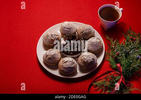 Une assiette remplie de petits gâteaux, confiture avec thé chaud et éléments décoratifs de noël Banque D'Images