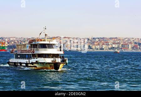 ISTANBUL, TURQUIE - 30 MARS 2013 : le bateau avec passagers arrive du côté européen d'Istanbul depuis son côté asiatique après avoir traversé le Bosphore Banque D'Images