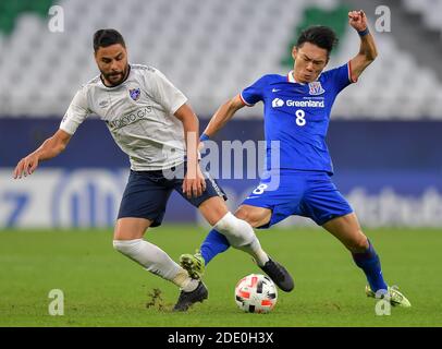 Doha, Qatar. 27 novembre 2020. Zhang lu (R) de Shanghai Shenhua FC vies avec Diego Oliveira du FC Tokyo lors d'un match de football du Groupe F de la Ligue des champions de l'AFC à Doha, Qatar, 27 novembre 2020. Credit: Nikku/Xinhua/Alay Live News Banque D'Images