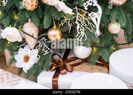 Noël Décoration chambre avec beau sapin Banque D'Images