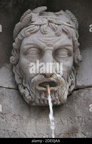 fontaine baroque sur la place de la république à issoire en auvergne (france) Banque D'Images