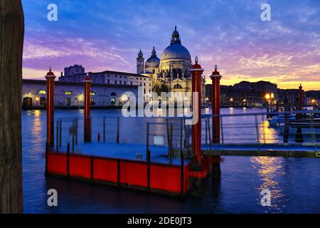 Coucher de soleil et ciel étonnants au-dessus de la basilique Santa Maria della Salute, Venise, Italie Banque D'Images