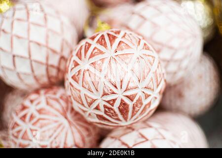 Boules de Noël en céramique gros plan, mise au point douce Banque D'Images