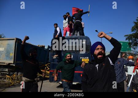 New Delhi, Inde. 27 novembre 2020. Les agriculteurs brandissent des slogans pendant la manifestation.des milliers d'agriculteurs de divers États se sont déplacés vers la capitale de l'Inde pour protester contre les nouvelles lois agricoles qu'ils disent qu'elles nuira gravement à leurs revenus, selon le syndicat des agriculteurs. Crédit : SOPA Images Limited/Alamy Live News Banque D'Images