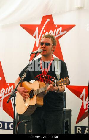 David Gray se exécutant au V2003 Virgin Festival, Hylands Park, Chelmsford, Essex, Royaume-Uni. Banque D'Images