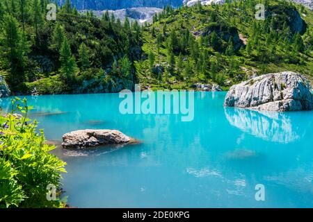 Magnifique lac de Sorapis (Lago di Sorapis) dans les Dolomites, destination de voyage populaire en Italie Banque D'Images