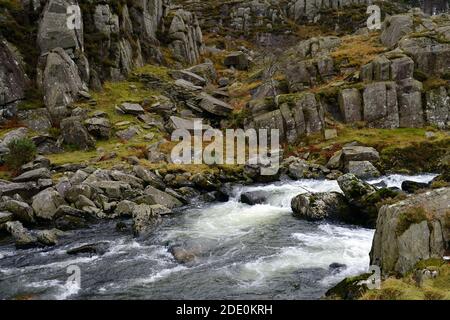 On y voit le terrain rocheux de la vallée du Nant Ffrancon, situé entre le Glyderau et les chaînes de montagne de Carneddau à Snowdonia. Banque D'Images