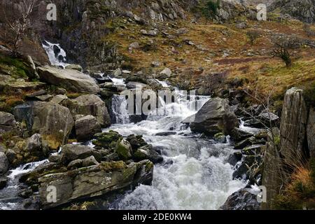 On y voit le terrain rocheux de la vallée du Nant Ffrancon, situé entre le Glyderau et les chaînes de montagne de Carneddau à Snowdonia. Banque D'Images