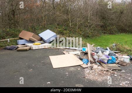 Les déchets de constructeur et les meubles de maison volent dans le parking de campagne, Beamish, Co. Durham, Angleterre, Royaume-Uni Banque D'Images