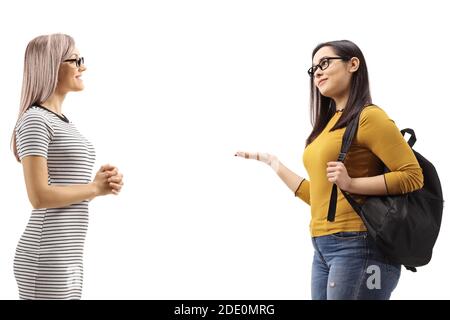 Jeunes femmes ayant une conversation isolée sur fond blanc Banque D'Images