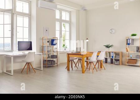 Intérieur d'un nouveau bureau d'affaires vide et moderne, bien éclairé par la lumière du jour. Banque D'Images