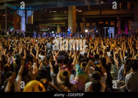 Bangkok, Bangkok, Thaïlande. 27 novembre 2020. Plus de dix mille manifestants pro-démocratie sont descendus dans les rues qui occupent l'intersection normalement occupée de Lat Prao à Bangkok pour poursuivre leur campagne de réforme gouvernementale et sociétale. Poussés par les craintes suscitées par les rumeurs d'un éventuel coup d'État ou d'une mise en œuvre imminente de la loi martiale, les manifestants ont écouté les orateurs répondre à leurs préoccupations et discuter des plans d'action à prendre concernant d'éventuelles actions autoritaires. Credit: Adryel Talamantes/ZUMA Wire/Alamy Live News Banque D'Images
