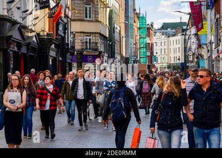 Acheteurs et touristes sur Grafton Street à Dublin en Irlande Banque D'Images
