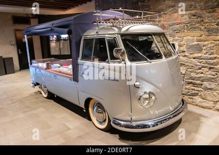 Fourgonnette Volkswagen de type 2 d'époque surbaissée au restaurant New York Ville Banque D'Images