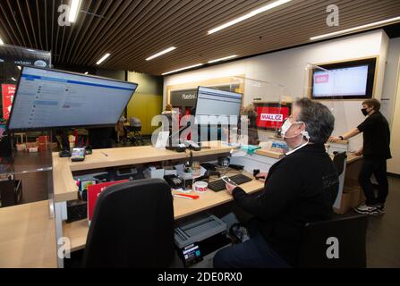 Prague, République tchèque. 27 novembre 2020. Shopping au Black Friday dans LA BOUTIQUE en ligne MALL. CZ à Prague, République Tchèque, 27 novembre 2020. Les experts estiment que plus de 550,000 000 clients tchèques pourraient participer à l'événement en dépensant un montant record de Kc1mrds. Crédit : Katerina Sulova/CTK photo/Alamy Live News Banque D'Images