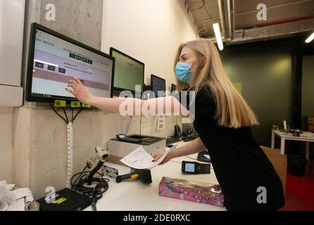Prague, République tchèque. 27 novembre 2020. Shopping au Black Friday dans LA BOUTIQUE en ligne MALL. CZ à Prague, République Tchèque, 27 novembre 2020. Les experts estiment que plus de 550,000 000 clients tchèques pourraient participer à l'événement en dépensant un montant record de Kc1mrds. Crédit : Katerina Sulova/CTK photo/Alamy Live News Banque D'Images