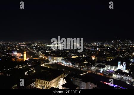 Lumières de la ville de Graz et la célèbre tour de l'horloge (Grazer Uhrturm) sur la colline de Shlossberg, Graz, Styrie, Autriche, la nuit. Vue panoramique. Banque D'Images