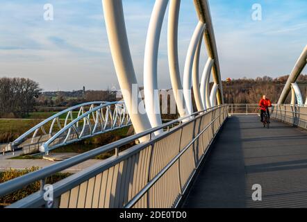 Pont sur le canal de Datteln-Hamm, pour piétons et cyclistes, tas de scories de Radbod, Haldenzeichen, Hamm, NRW, Allemagne Banque D'Images