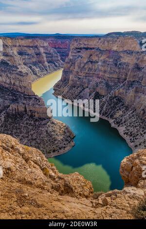 Vue sur le lac Bighorn depuis la vue sur Devil Canyon, espace de loisirs national de Bighorn Canyon, près de Lovell, Wyoming, États-Unis Banque D'Images