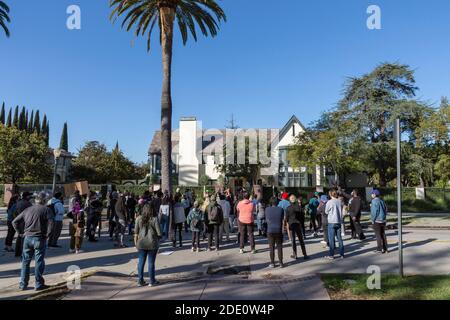 Los Angeles, États-Unis. 27 novembre 2020. Les manifestants de BLM organisent des rassemblements quotidiens à l'extérieur de la L.A. Résidence MayorÕs. Ils demandent au président élu Biden de ne pas ajouter L.A. Le maire Eric Garcetti à son administration, en raison de plaintes d'échec de leadership à Los Angeles. 11/27/2020 Los Angeles, CA USA (photo de Ted Soqui/SIPA USA) crédit: SIPA USA/Alay Live News Banque D'Images