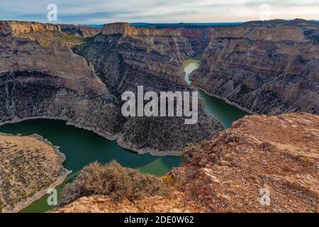 Vue sur le lac Bighorn depuis la vue sur Devil Canyon, espace de loisirs national de Bighorn Canyon, près de Lovell, Wyoming, États-Unis Banque D'Images