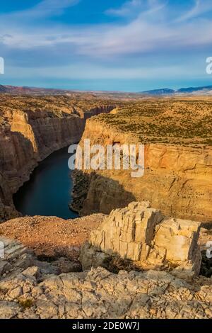 Vue sur le lac Bighorn depuis la vue sur Devil Canyon, espace de loisirs national de Bighorn Canyon, près de Lovell, Wyoming, États-Unis Banque D'Images