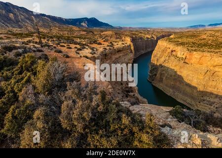 Vue sur le lac Bighorn depuis la vue sur Devil Canyon, espace de loisirs national de Bighorn Canyon, près de Lovell, Wyoming, États-Unis Banque D'Images