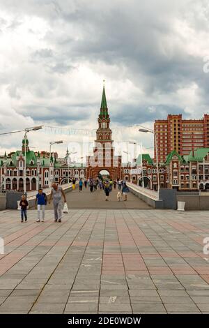 Yoshkar-Ola, mari El, Russie 30 juillet 2020: Tour du Kremlin Spasskaya jour des pluies, personnes marchant Banque D'Images