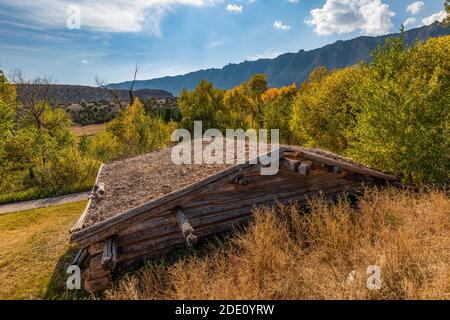 Grange nichée à flanc de colline au ranch historique Ewing-Snell, dans l'aire de loisirs nationale de Bighorn Canyon, près de Lovell, Wyoming, États-Unis Banque D'Images