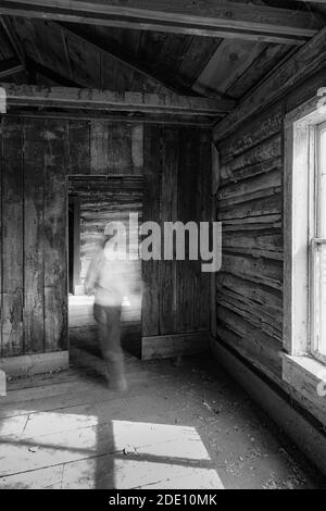 Karen Rentz traversant la maison de ranch du site historique de Caroline Lockhart, dans l'aire de loisirs nationale de Bighorn Canyon, près de Lovell, Wyoming, États-Unis Banque D'Images