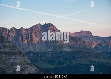 ambiance matinale sur une grande face de roche dans les montagnes suisses. premiers rayons de soleil sur les rochers, lever du soleil en suisse, face nord du mur Banque D'Images