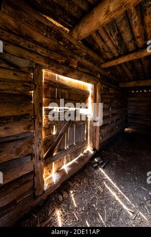 Intérieur de la grange à l'historique Ewing-Snell Ranch, dans l'espace de loisirs national de Bighorn Canyon, près de Lovell, Wyoming, États-Unis Banque D'Images