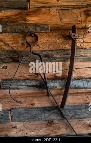 Outils en poulailler et en grange au site historique de Caroline Lockhart Ranch, dans le terrain de loisirs national de Bighorn Canyon, près de Lovell, Wyoming, États-Unis Banque D'Images