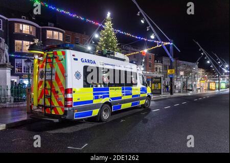 Cork, Irlande. 27 novembre 2020. Le centre-ville de Cork était calme ce soir en raison d'une grande présence de Garda après les problèmes du week-end dernier. Crédit : AG News/Alay Live News Banque D'Images