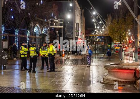 Cork, Irlande. 27 novembre 2020. Le centre-ville de Cork était calme ce soir en raison d'une grande présence de Garda après les problèmes du week-end dernier. Crédit : AG News/Alay Live News Banque D'Images