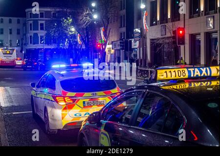 Cork, Irlande. 27 novembre 2020. Le centre-ville de Cork était calme ce soir en raison d'une grande présence de Garda après les problèmes du week-end dernier. Crédit : AG News/Alay Live News Banque D'Images