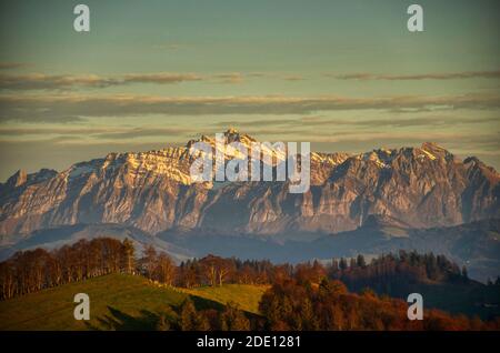 belle vue sur les sätnis dans la région de l'alpstein. appenzell. photo du dägelsberg dans l'oberland de zurich, alpes suisses. ambiance du soir, coucher de soleil Banque D'Images