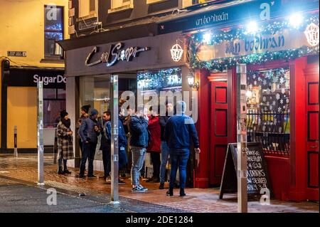 Cork, Irlande. 27 novembre 2020. La plupart du centre-ville de Cork était calme ce soir en raison d'une grande présence de Garda après les problèmes du week-end dernier. De nombreux bars proposent des pintes à emporter. Crédit : AG News/Alay Live News Banque D'Images